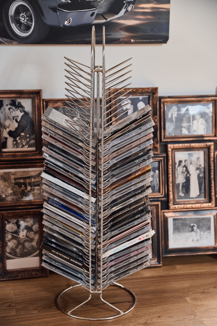 Stojan na CD nemůže v domácnosti muzikanta a zpěvačky chybět.
