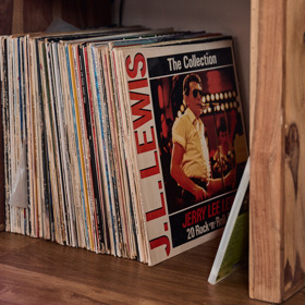 Sbírku vinylů si Petr Vondráček hýčká.