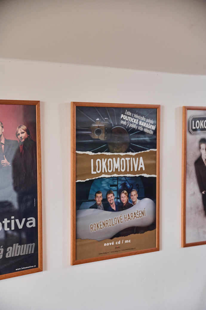 Plakát kapely Lokomotiva, která je Petrovou srdeční záležitostí.
