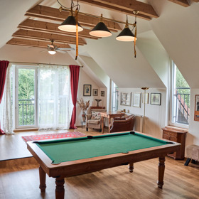 Půda je nyní vzdušná a světlá a vejde se sem i kulečníkový stůl.