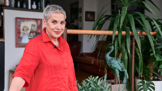 Pohled na obývací pokoj operní pěvkyně Dagmar Peckové, ve kterém samozřejmě nesmí chybět ani piano.