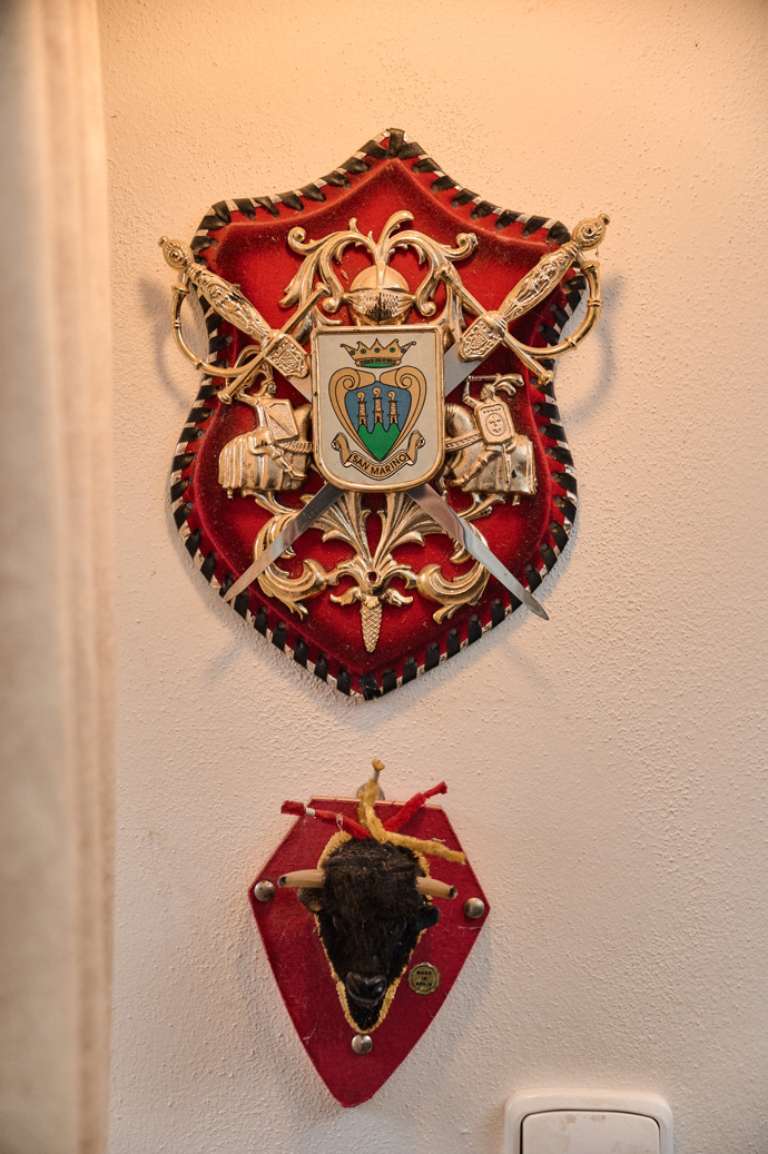 I tady je možné vidět atypickou výzdobu, ve které si Petr Vondráček libuje.