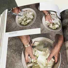 Zelí zalijeme studenou vodou, zasypeme solí, tu vmasírujeme do listů a necháme marinovat.