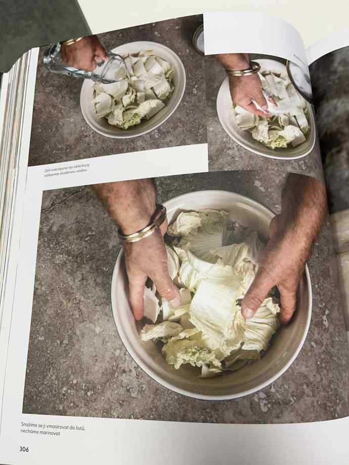 Zelí zalijeme studenou vodou, zasypeme solí, tu vmasírujeme do listů a necháme marinovat. 