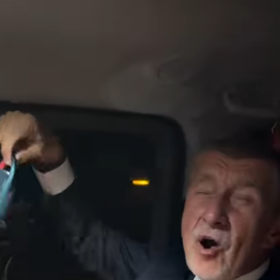 Andrej Babiš řádil v autě.