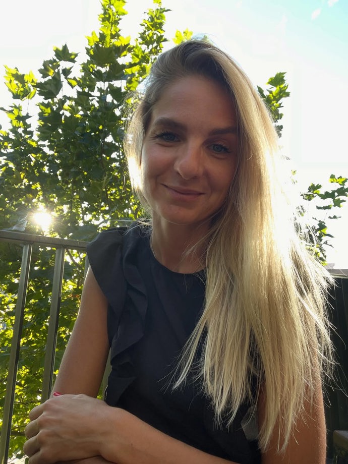 Mia je ve skutečnosti kriminalistka-vyšetřovatelka. Jak její hru Nicole vnímá? 
