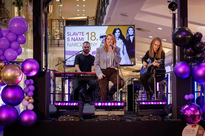 Zpěvačka Debbi zazpívala na oslavách nákupního centra Palladium.