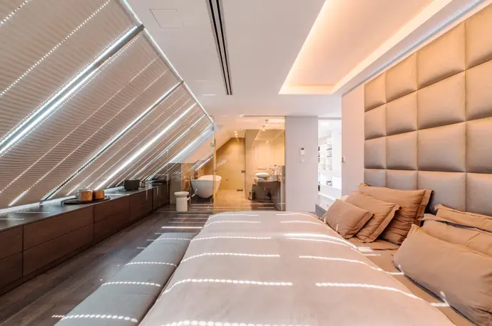 Byt má plochu 233 metrů čtverečných.