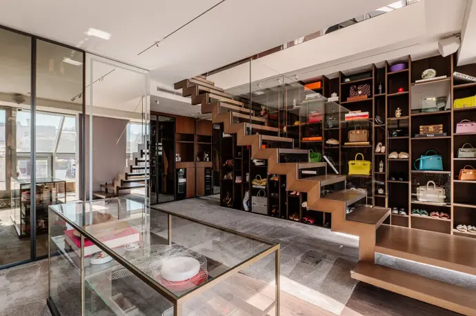 Byt je složený z původních tří bytů. 