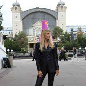 Tmavá kůže je pro letošní podzim trendy materiálem.