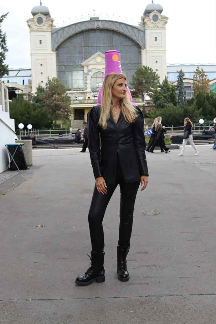 Tmavá kůže je pro letošní podzim trendy materiálem.