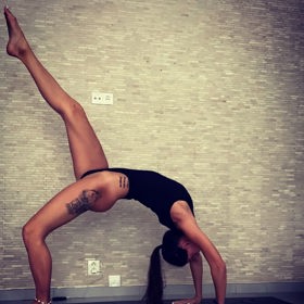 Mia se ve hře prezentuje jako jogínka.