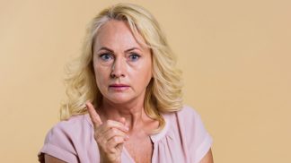Beata (53): Syn mého souseda to přehnal. Jeho reakce šokovala nejen mě, ale i jeho rodiče