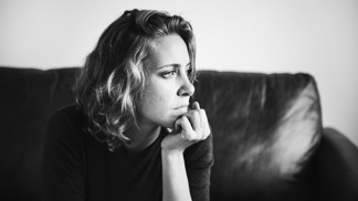 Barbora (35): Se sestrou jsme se pohádaly u hrobu naší maminky. Nelíbí se mi, že z něj dělá pouťovou atrakci