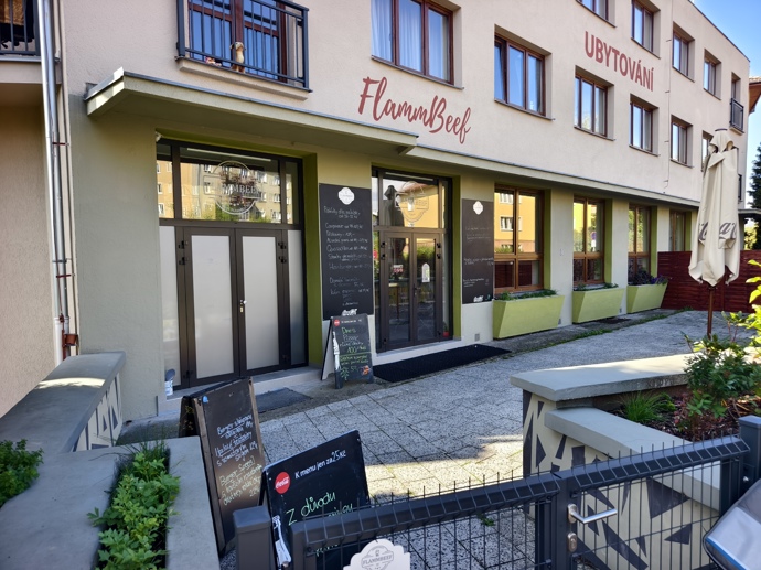 Bistro FlammBeef funguje dál tak, jako by je Zdeněk Pohlreich nikdy nenavštívil.