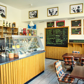 Interiér se proměny nedočkal - vchod do větší, druhé místnosti, je stále obložený dřevem a tabulemi. Chybí prý finance na jeho provoz.