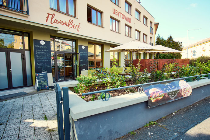 Hosté by měli počítat s tím, že bistro přijímá pouze platbu v hotovosti nebo prostřednictvím QR kódu.