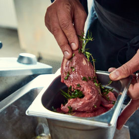 Maso nakládají ve vlastních bylinkách.