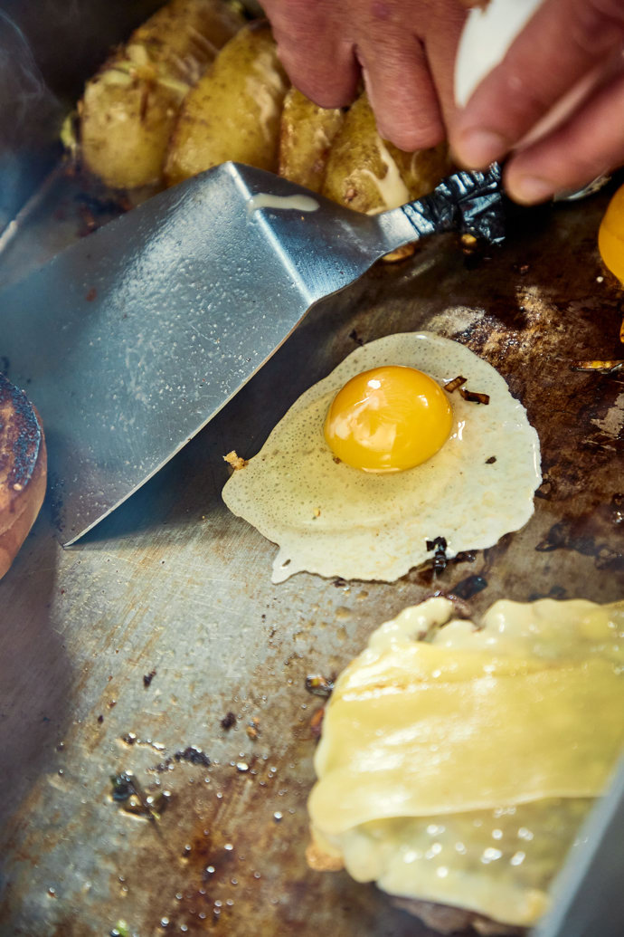 Volské oko pro burger musí mít tekutý žloutek. 