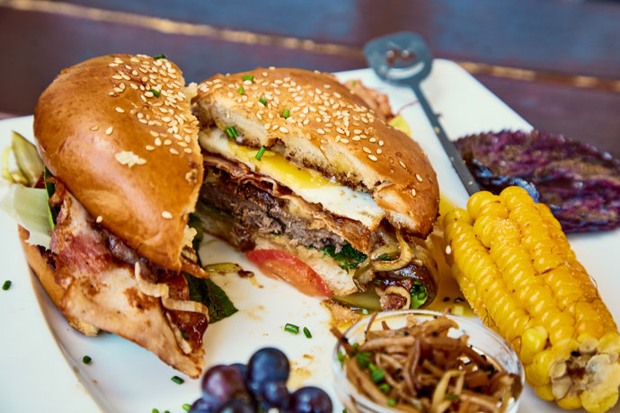 Na řezu vypadá burger lákavě. 