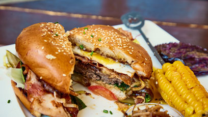 FOTO: Burger se šunkou a vejcem.