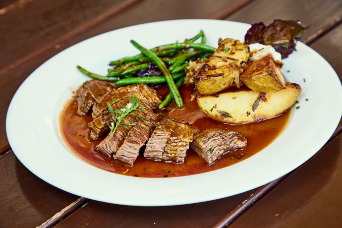 Steak s bramborami a zelenými fazolkami. 