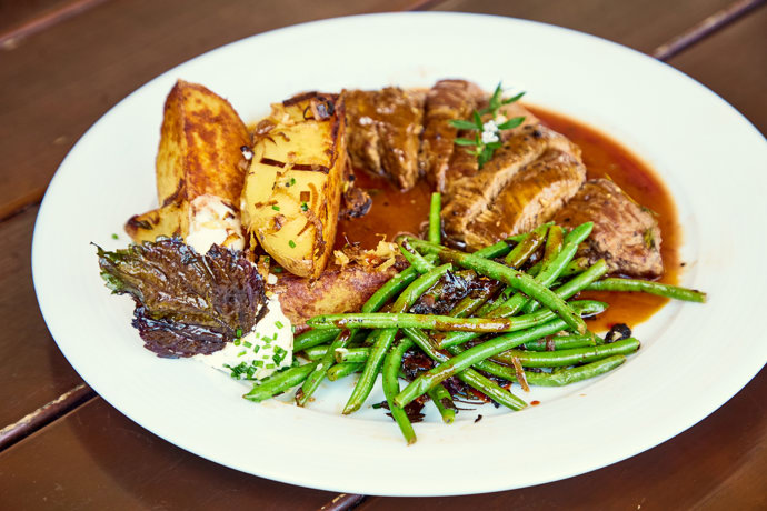 Steak vyjde na 289 korun, hranolky na 60. 