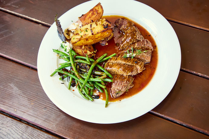 Steak Teres Majos s přílohou a fazolky.