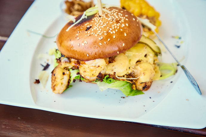 Bistro FlammBeef nabízí burger s krevetami.