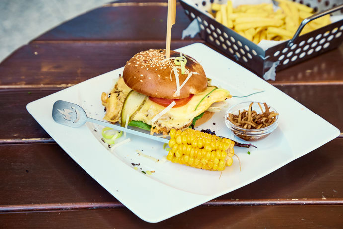 Bistro se ve své nabídce zaměřuje na burgery.