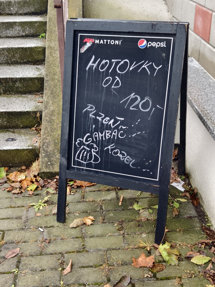 Čepuje se zde Plzeň a Kozel a najíst se dá levně a dobře. 