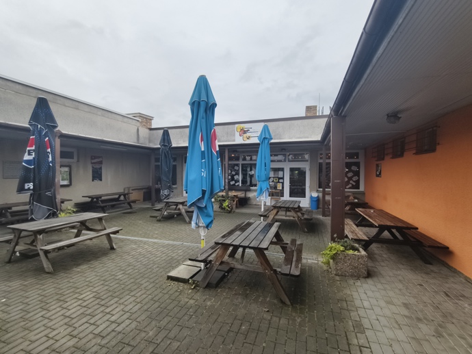 Zahrádka je bez obsluhy, ale nabízí spoustu míst. 