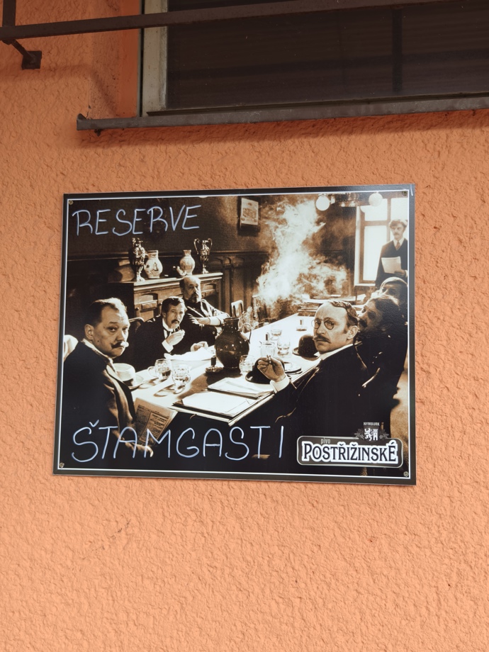 Svůj stůl zde mají vyhrazený také štamgasti. 