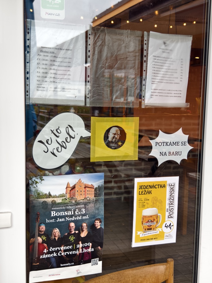 Návštěvníky mimo jiné vítá jedna hvězdička na samolepce od Zdeňka Pohlreicha. 