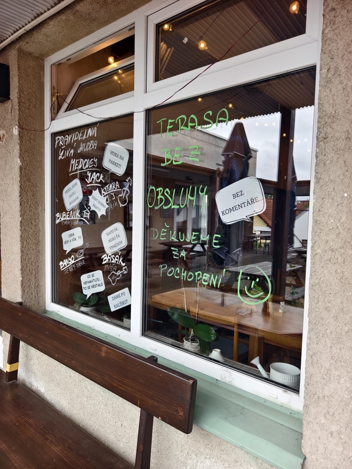 Majitel je veselá kopa a nevzhlednou budovu alespoň rozveselil nápisy na skle. 