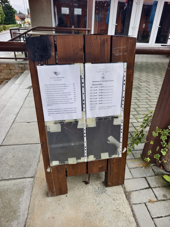 Jídelní lístek je přehledný a jídel nabízí tak akorát, aby se zvládla navařit. 