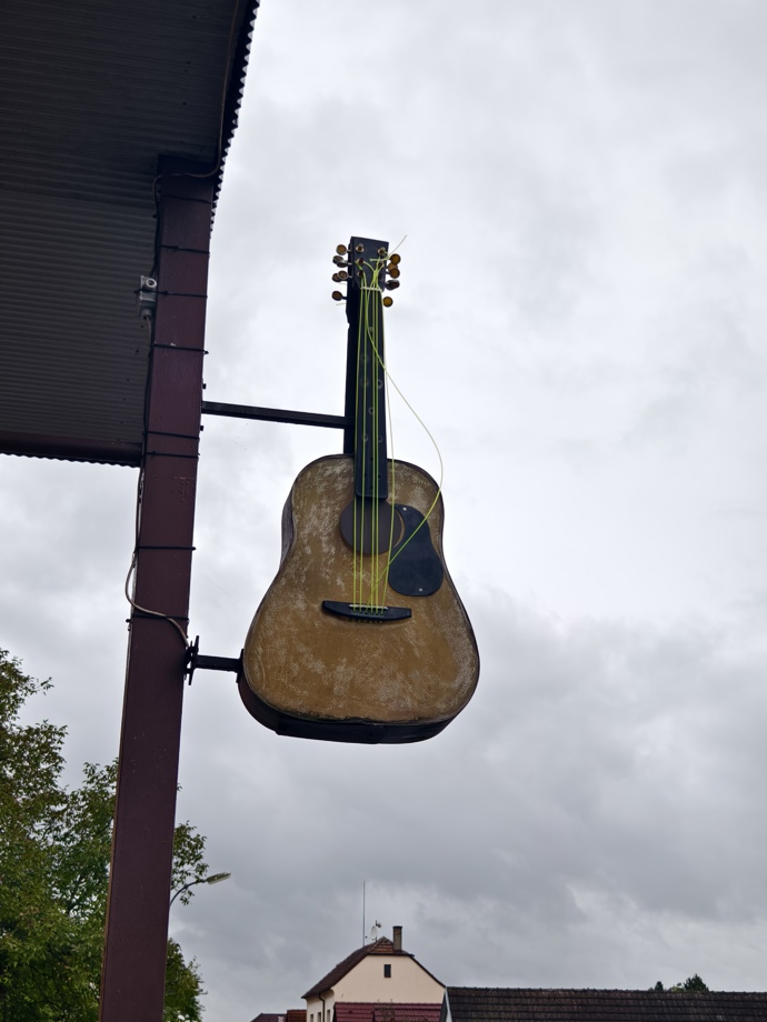 Kytary jsou zde naprosto nezbytnou rekvizitou, která visí všude. 