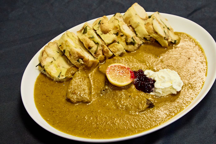 Svíčková na smetaně s karlovarským knedlíkem.