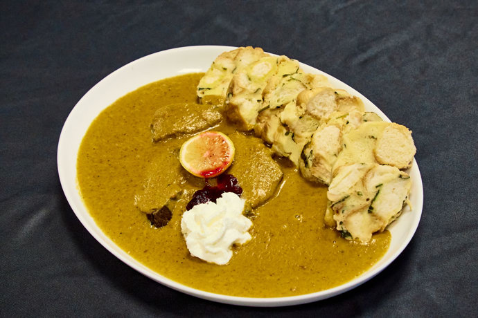 Svíčková na smetaně s karlovarským knedlíkem vyjde na 155 korun. 