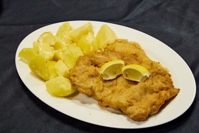 Zdeněk Pohlreich si v podniku přál pořádně velký řízek přes celý talíř. Tenhle vyjde na 145 korun.