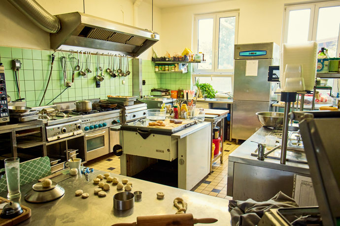 Úklidu kuchyně se ujali dobrovolníci z obce a od té doby zde Michal se Zuzanou kralují s větší chutí. 