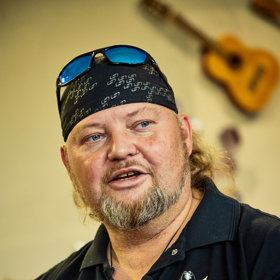 Michal mezi vařením a rozvážkou jídla stále zvládá ještě koncerty se svou kapelou.