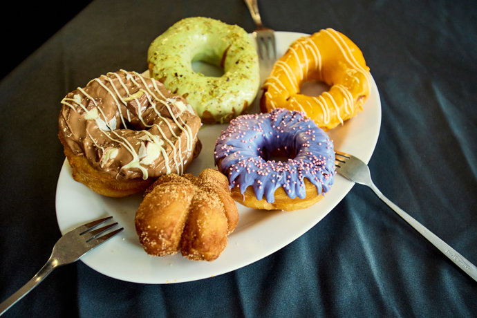 Manželka Michala, Zuzana, se stará o dezerty. Napekla například čerstvé donuty s barevnou polevou. 