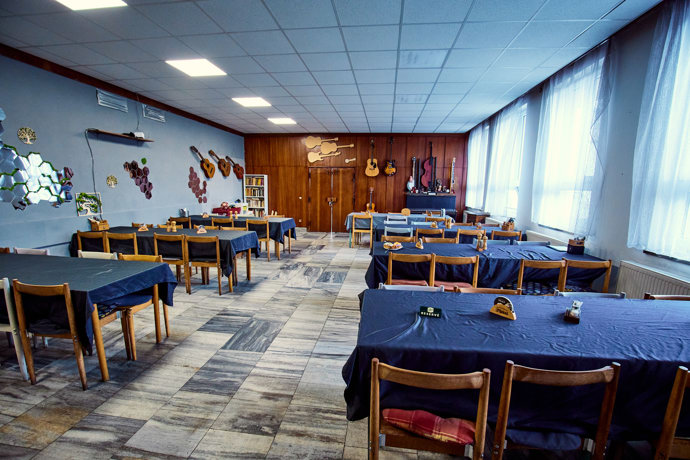 Kytary jsou všude, kam se podíváš.