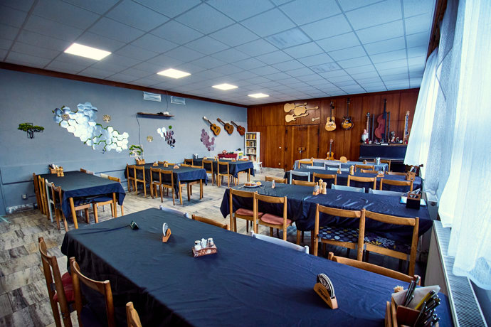 Míst k sezení je v restauraci víc než dost a pravidelně sem teď chodí hlavně místní.