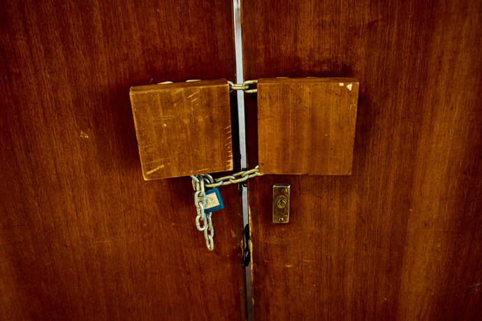 Dveře do vedlejšího sálu kulturního domu jsou mimo společenské akce zavřené na řetěz. 