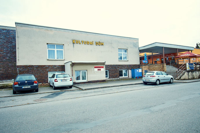 Restaurace je v Košicích u Tábora spojená s místním kulturním domem. 