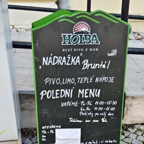 V bruntálské "Nádražce" se najíte od pondělí do soboty - nalepený papírek totiž hlásá, že v neděli je zavřeno.