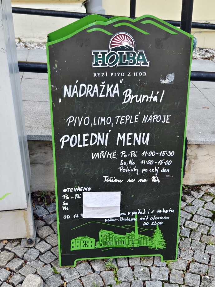 V bruntálské "Nádražce" se najíte od pondělí do soboty - nalepený papírek totiž hlásá, že v neděli je zavřeno.