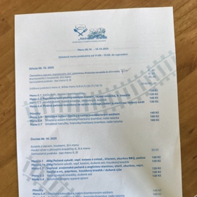 Menu je stylové, v nádražáckém designu. A ceny jsou lidové. 